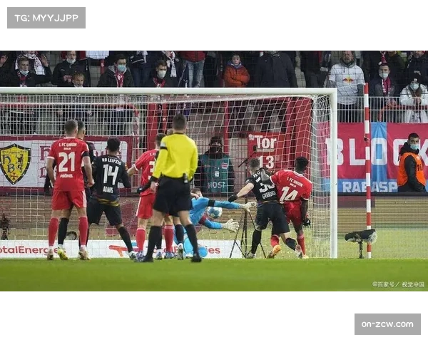 桑德兰球迷高唱队歌,主场气氛助阵对抗曼城 桑德兰球迷高唱队歌,主场气氛助阵对抗曼城