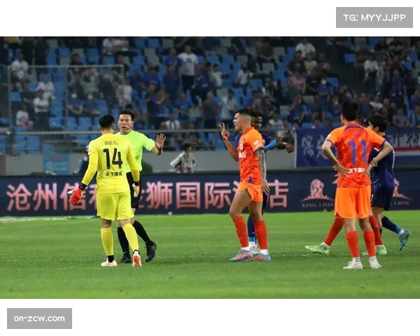 【2026年4月中超联赛·人物·特写特写：沧州雄狮门将邵璞亮高接抵挡，单场完成9次扑救守住平局